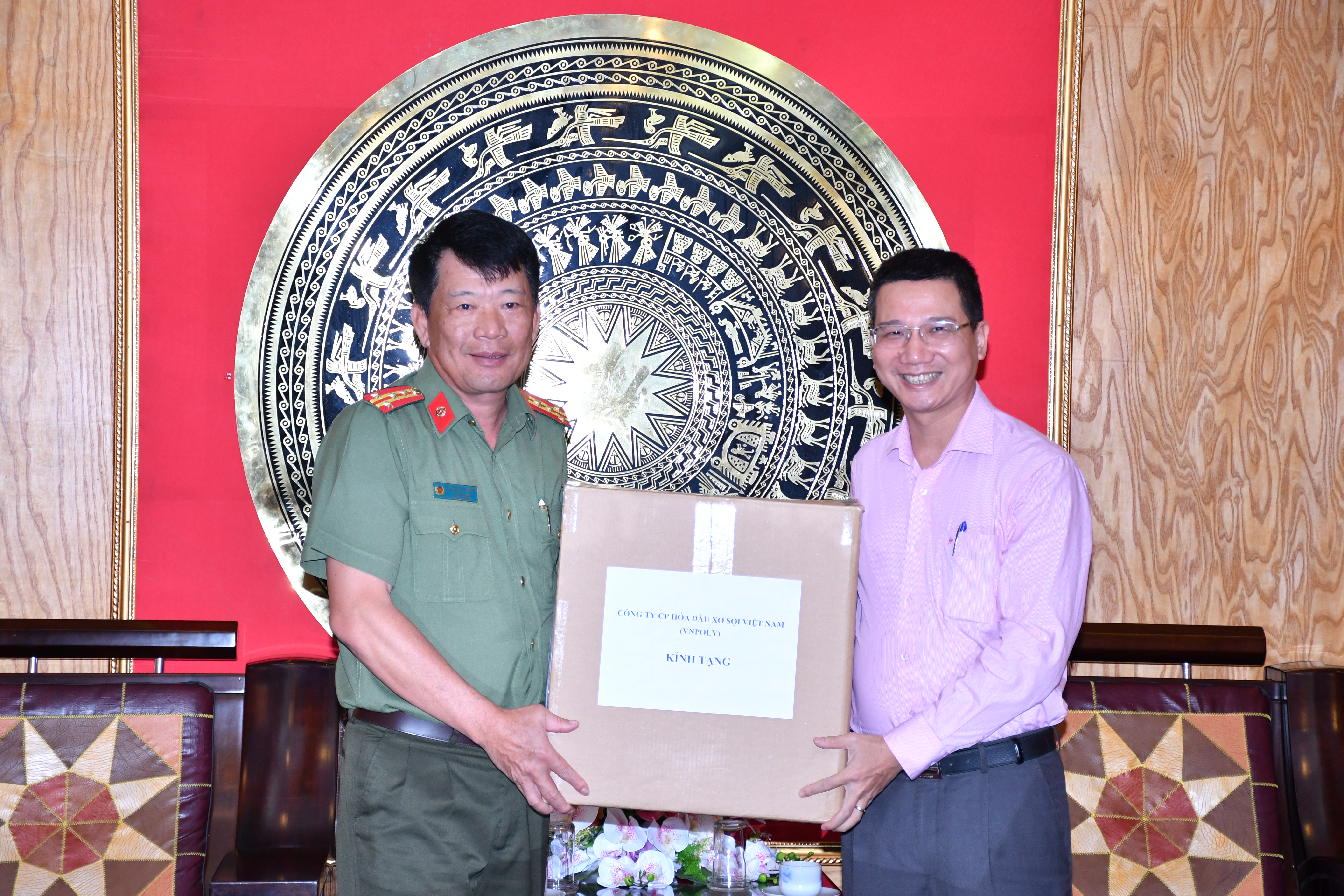 Tiếp nhận 10.000 khẩu trang từ tập đoàn Dầu khí Việt Nam trao tặng